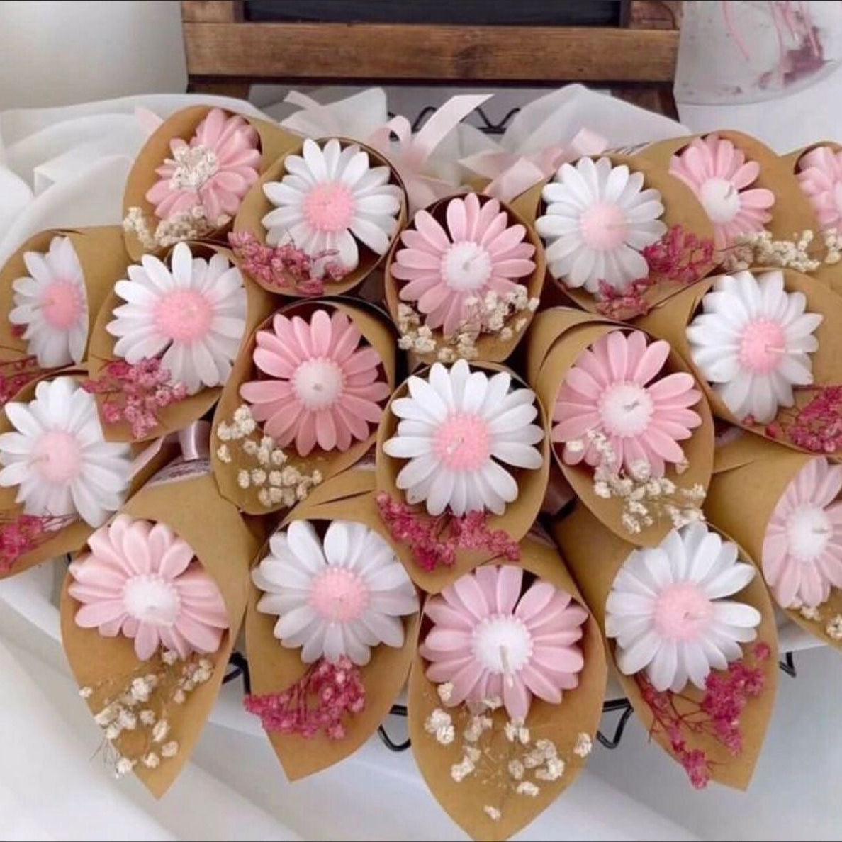 Amoura Daisy Bouquet Candle – Handcrafted Flower Soya Wax Gift Set