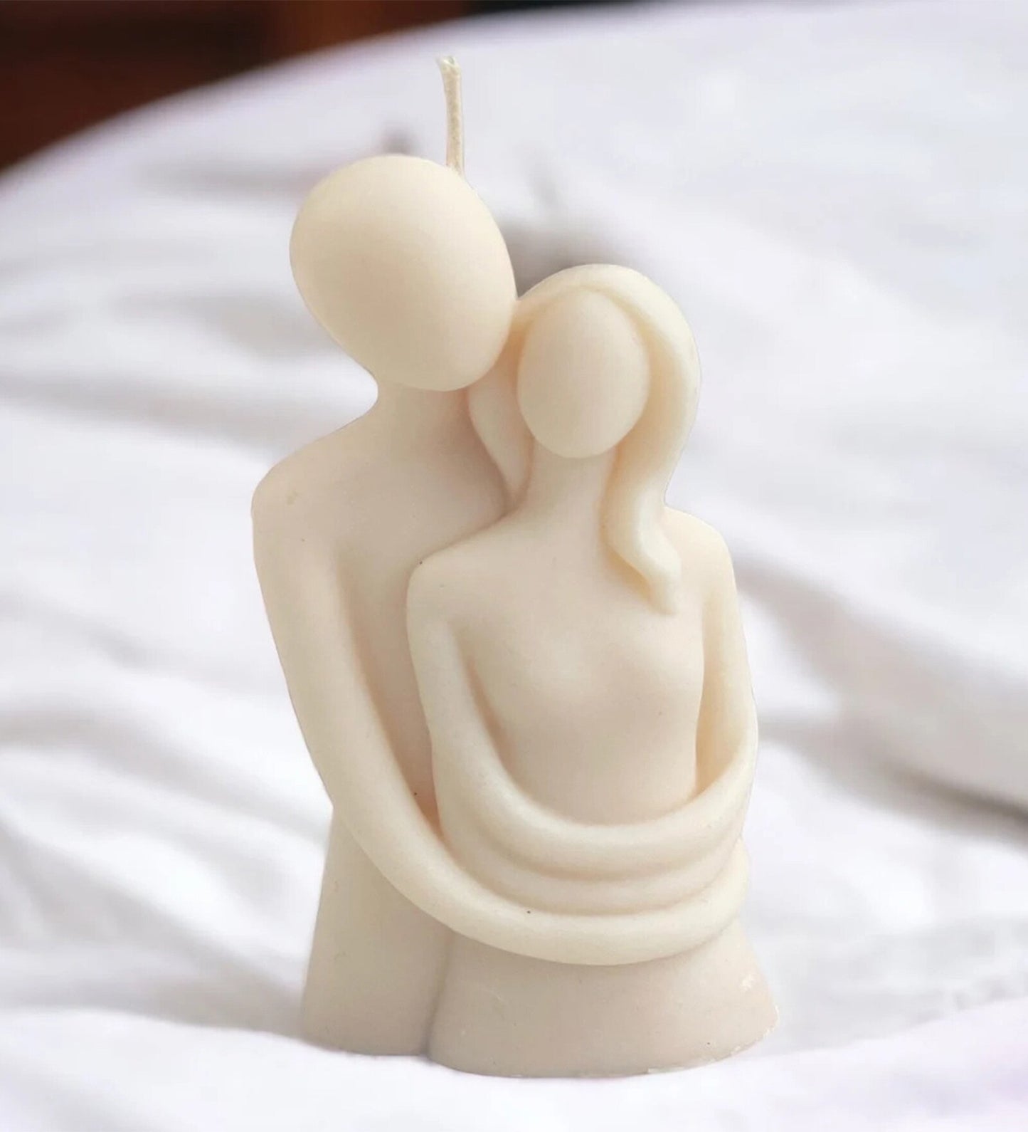 Amoura Jasmine Scented Romantic Couple Candle – Soy Wax Hugging Lovers Sculpture | Anniversary & Wedding Gift